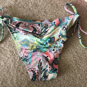 NWOT PATTERNED BIKINI BOTTOMS